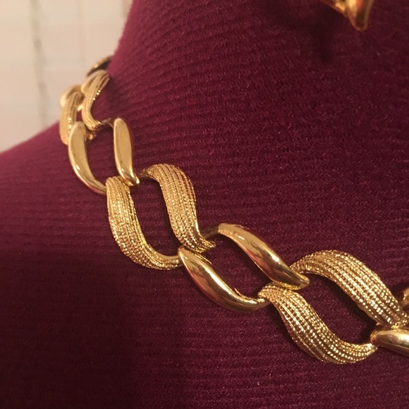 Gold-Tone Link Choker & Matching Pierced Earrings - Picture 4 of 5
